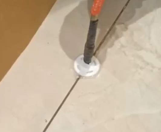 密山瓷砖空鼓维修公司专业解答瓷砖在铺贴过程中，如果没有涂抹均匀到位的粘结材料（如水泥砂浆或瓷砖胶），可能会导致以下问题